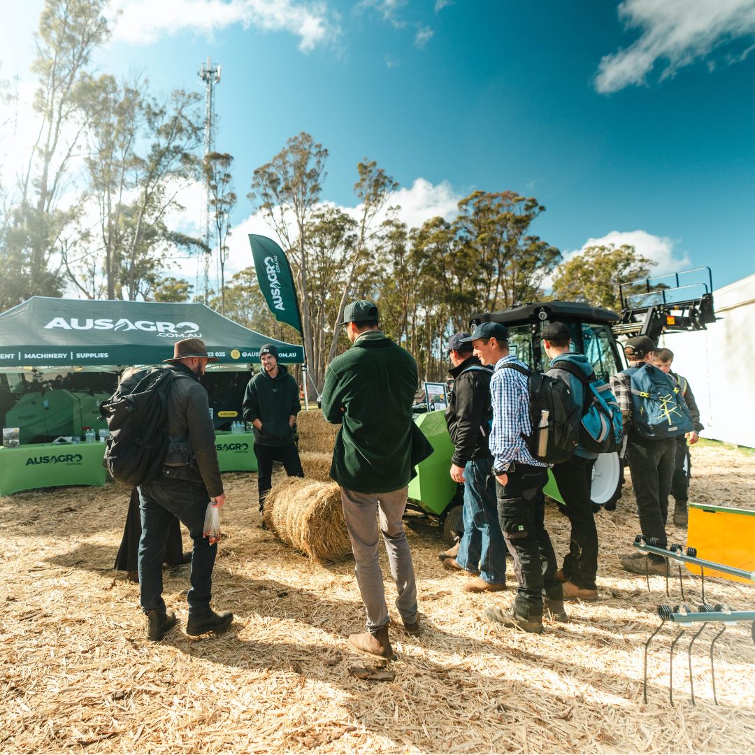 Productores visitando el stand de Aus Agro